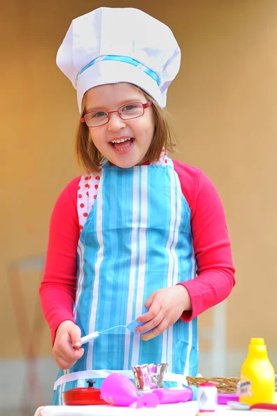 Petite fille s'amuser à jouer à la cuisine — Photo