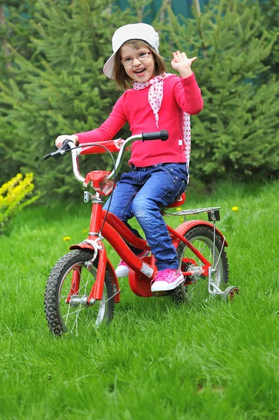 自行车的小女孩 — 图库照片