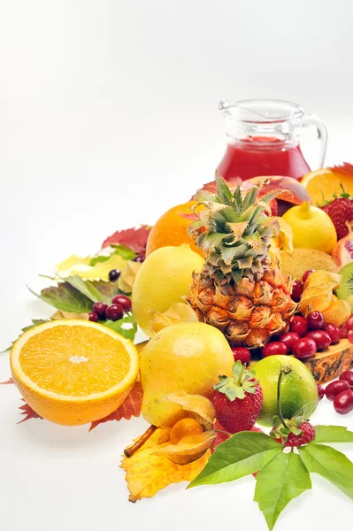 Различные фрукты и сок — стоковое фото