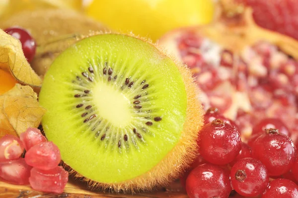 Kiwi och röda vinbär — Stockfoto