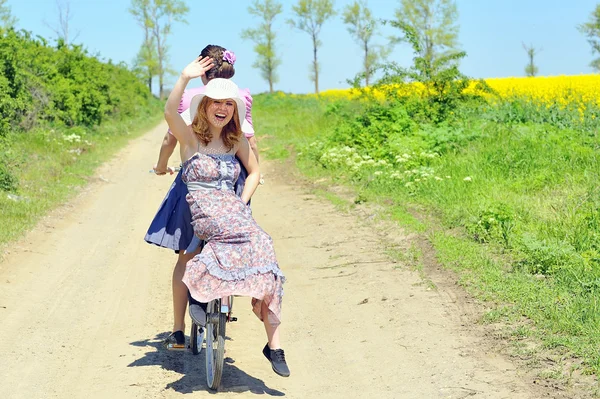 Девушки с винтажным велосипедом — стоковое фото