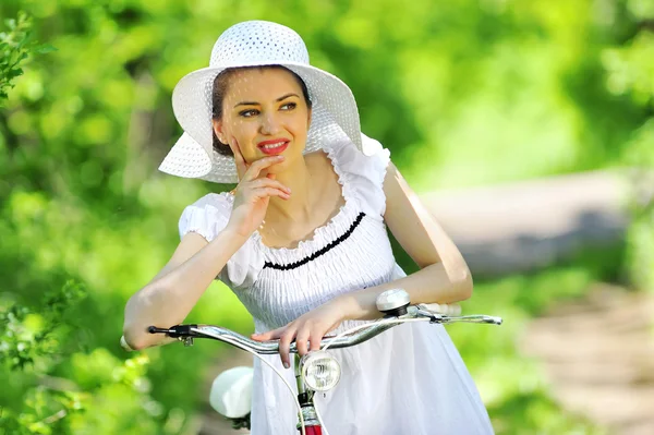 Junge Frau mit einem Oldtimer-Fahrrad — Stockfoto