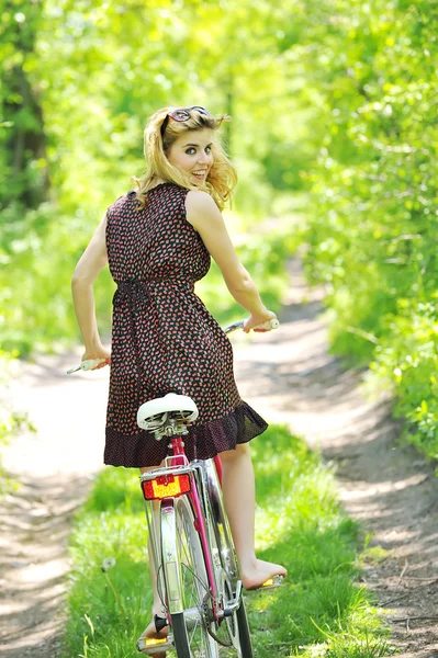 Vintage bisiklet ile genç kız — Stok fotoğraf