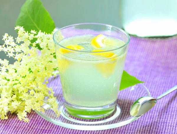 Holunderblütensaft mit Zitrone — Stockfoto