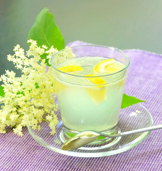Sumo de sabugueiro com limão — Fotografia de Stock