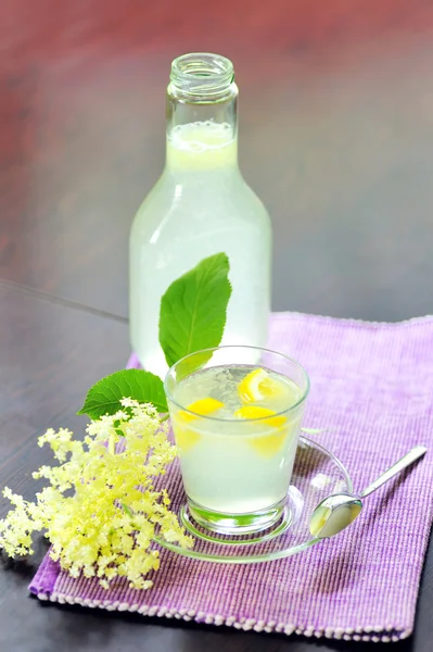 Limon suyuyla elderflower — Stok fotoğraf