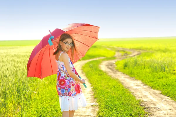 一个小女孩用一把伞 — 图库照片