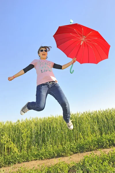 Uma menina com um guarda-chuva — Fotografia de Stock