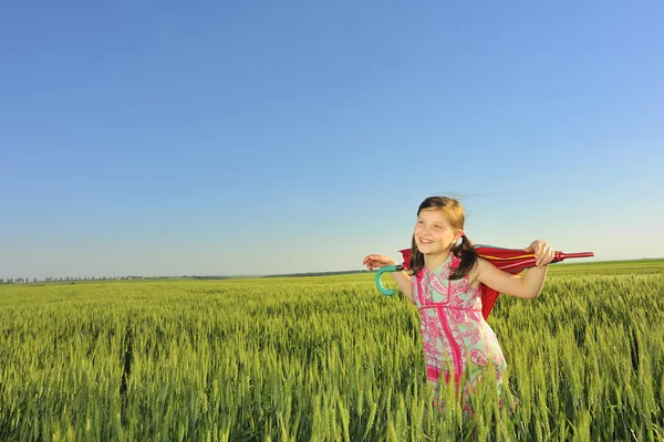 Bir şemsiye ile küçük bir kız — Stok fotoğraf