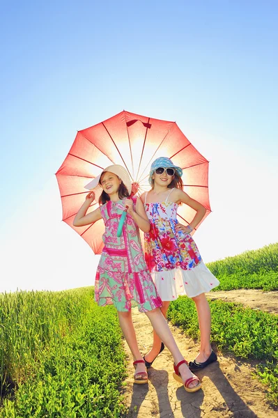 Dziewczyny z parasolem — Zdjęcie stockowe