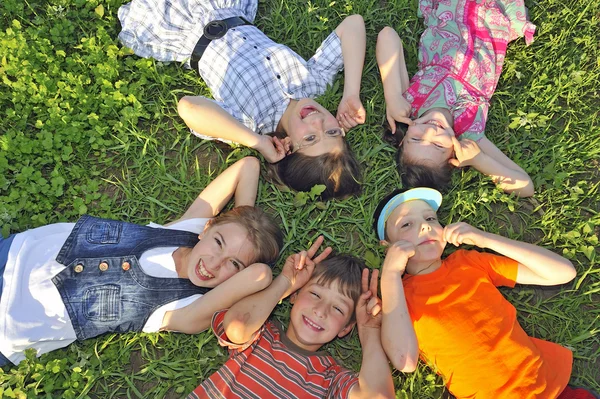 Niños tendidos juntos en el suelo —  Fotos de Stock