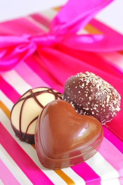 Chocolade snoepjes en doos van de gift — Stockfoto