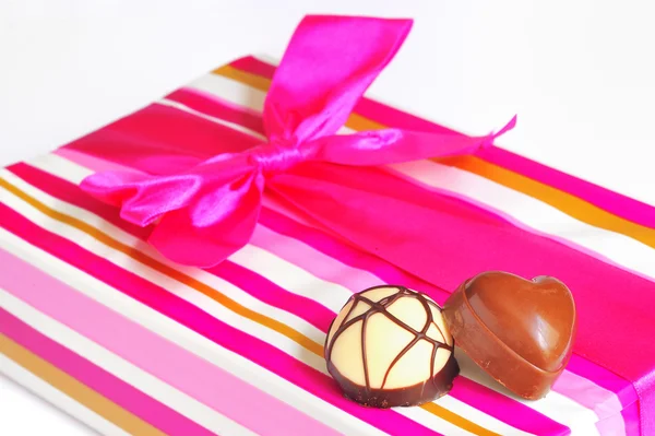 Chocolate candies and gift box — Stock Photo, Image