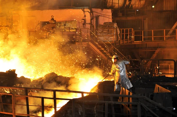 Colata di acciaio caldo fuso e lavoratore — Foto Stock