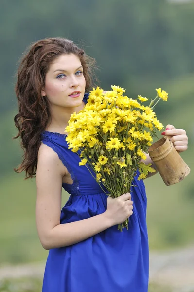 Vacker kvinna på fältet — Stockfoto