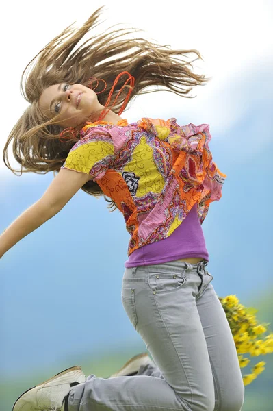 Piękna kobieta skok na pole — Zdjęcie stockowe