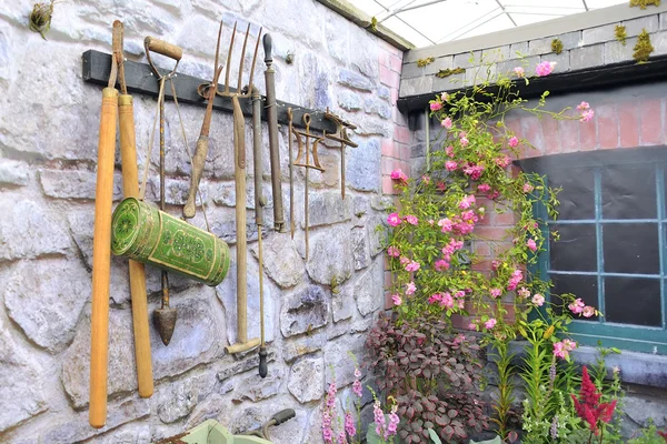 Trädgårdsredskap på stenmur — Stockfoto
