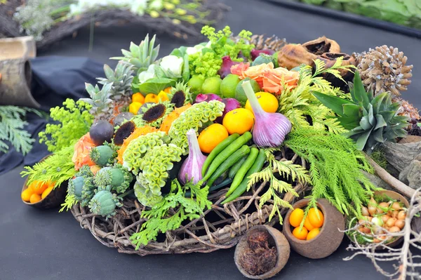 Surtido de verduras saludables en cesta — Foto de Stock