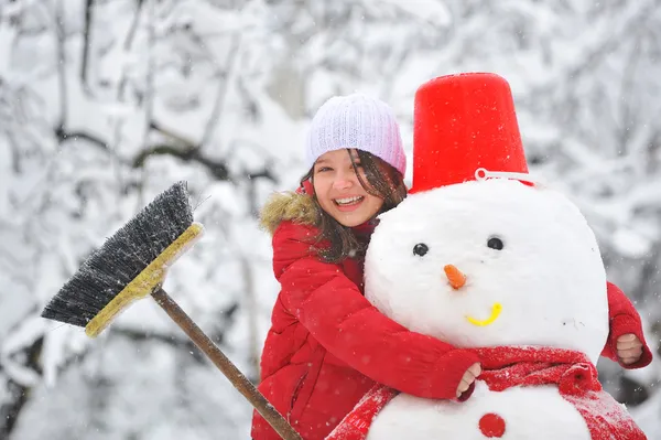 눈사람와 어린 소녀 — 스톡 사진