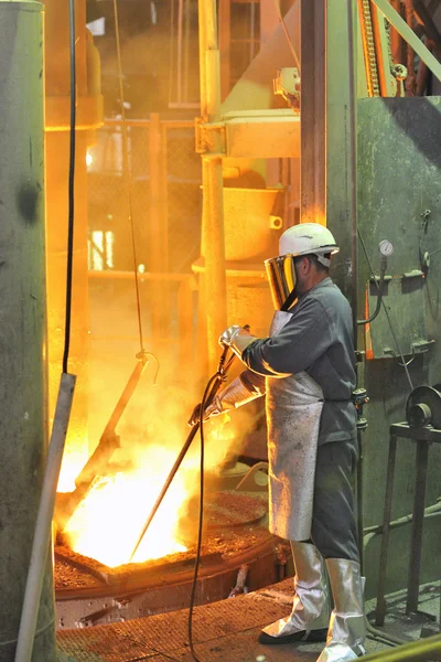 Trabalhador do moinho com aço quente — Fotografia de Stock