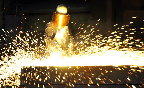 Pracovník pomocí pochodeň fréza proplout kov — Stock fotografie