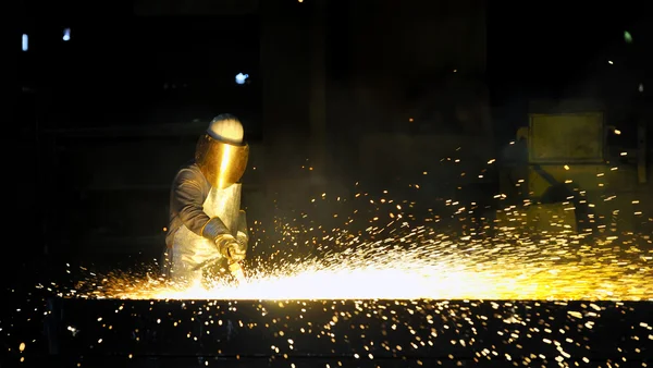 Werknemer met behulp van fakkel cutter te snijden door metaal — Stockfoto