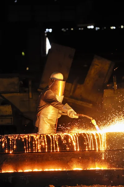 Arbeiter schneidet mit Fackelschneider durch Metall — Stockfoto