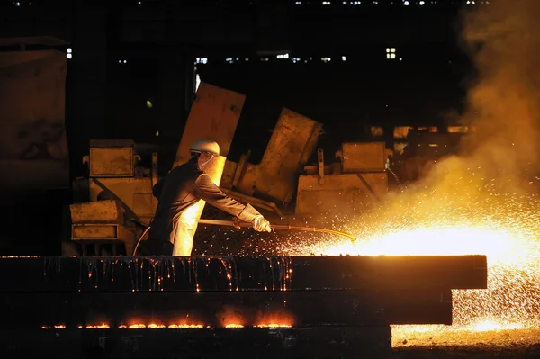 Travailleur utilisant coupe-torche pour couper à travers le métal — Photo