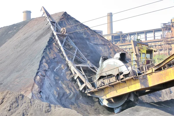 Ösregna rullar grävskopan för att gräva det brun kol — Stockfoto
