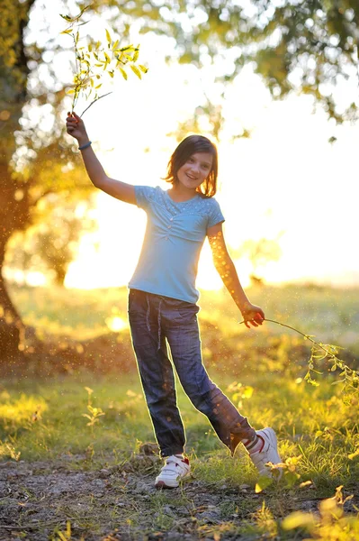 Güneşe karşı kız oynamak — Stok fotoğraf