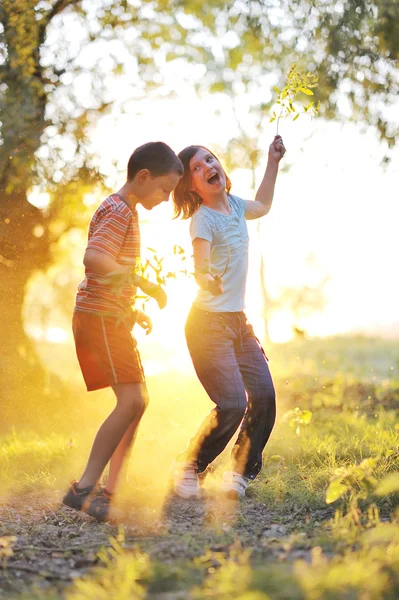 Los niños juegan contra el sol —  Fotos de Stock