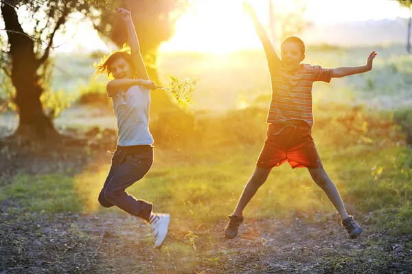 Děti hrají proti slunci — Stock fotografie