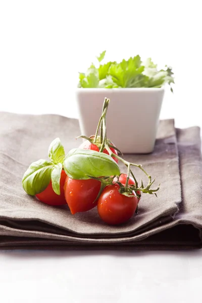 Tomate et persil sur serviette — Photo
