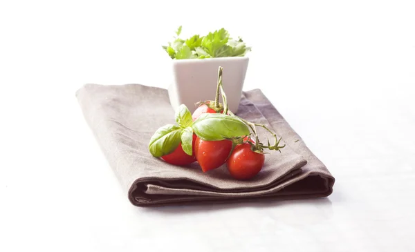 Tomat och persilja på servett — Stockfoto