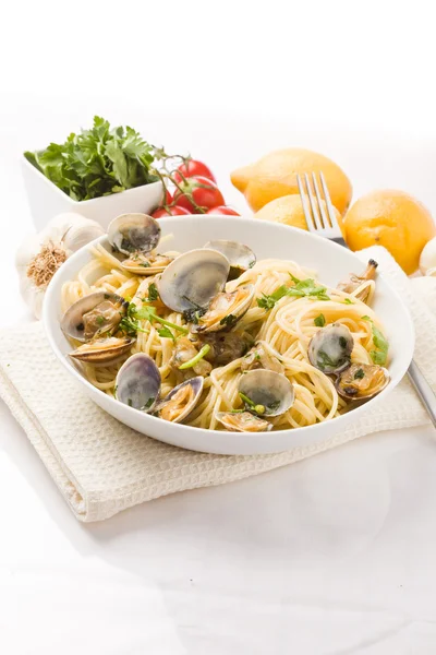 Pasta mit Venusmuscheln auf weißem Hintergrund — Stockfoto