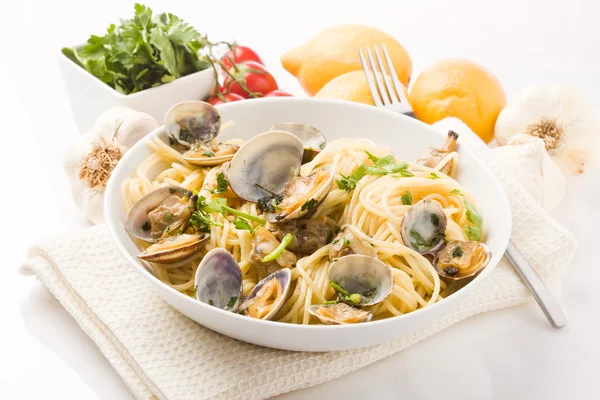 Pasta med musslor på vit bakgrund — Stockfoto