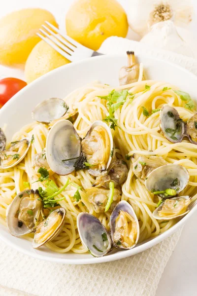 Pasta mit Venusmuscheln auf weißem Hintergrund — Stockfoto