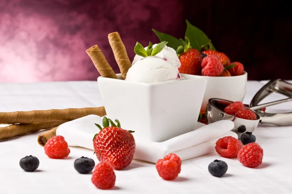 Ice Cream with Berries — Stock Photo, Image
