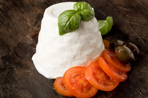 Ser ricotta z pomidorami — Zdjęcie stockowe