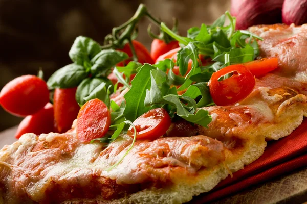 Pizza Rucola und Kirschtomaten — Stockfoto