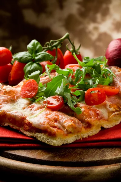 Pizza rucola en cherry tomaten — Stockfoto