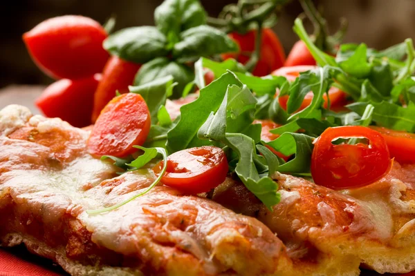 Pizza rucola en cherry tomaten — Stockfoto