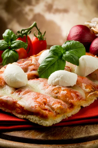 Pizza met buffelmozzarella — Stockfoto
