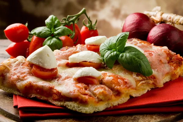 Пицца с вишневыми помидорами и буффало Моцарелла — стоковое фото