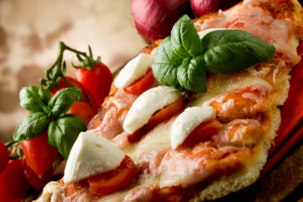 与樱桃西红柿和水牛芝士披萨 — 图库照片