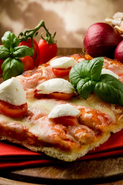 Pizza mit Kirschtomaten und Büffelmozzarella — Stockfoto