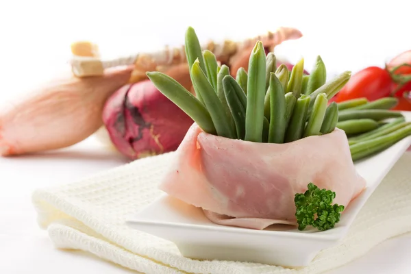 Franse bonen met verpakt ham — Stockfoto