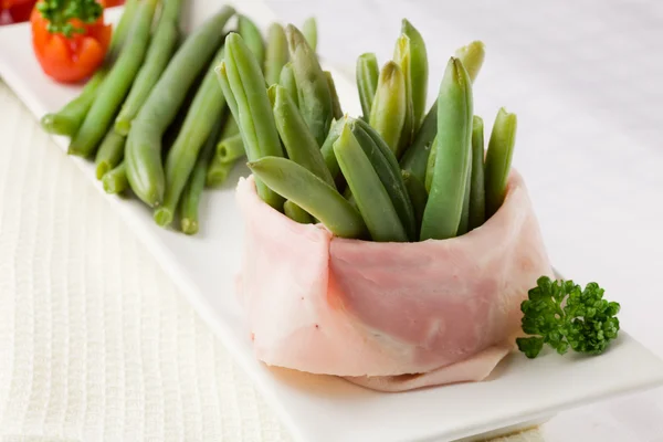 Franse bonen met verpakt ham — Stockfoto