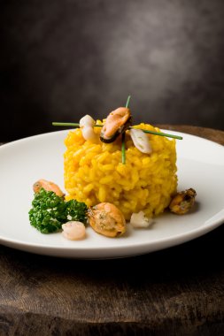 Risotto ile safran ve deniz ürünleri