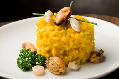 Risotto ile safran ve deniz ürünleri